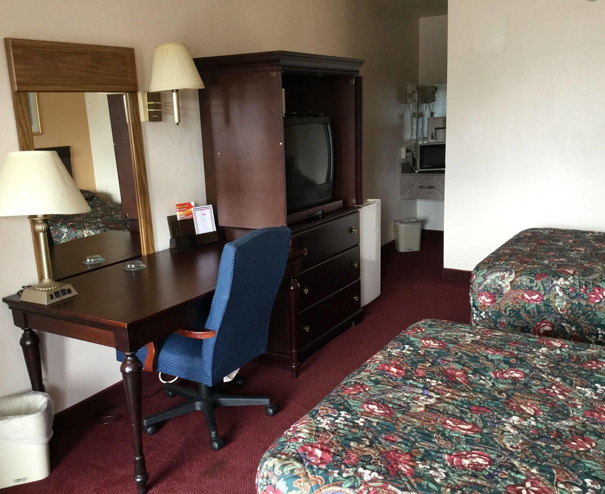 Belmont Inn And Suites Hampton Bagian luar foto